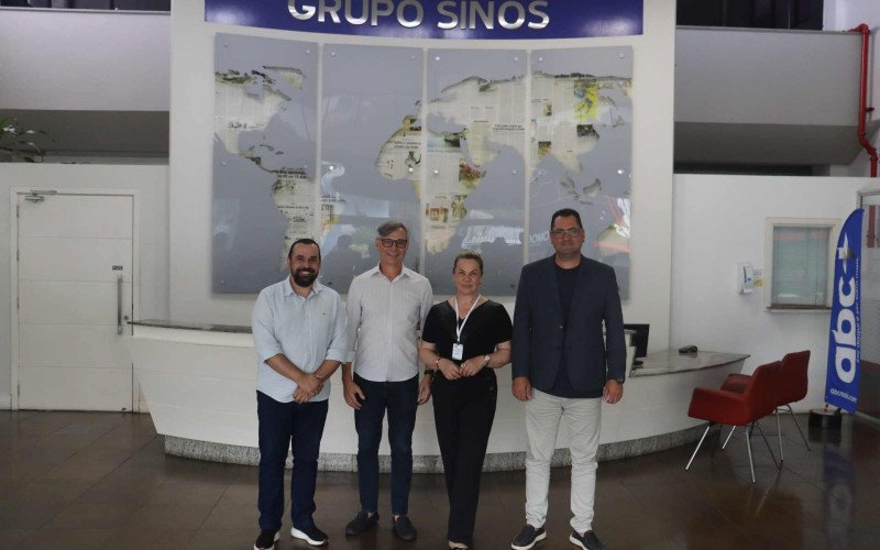 Diretor de Redação do Grupo Sinos, Igor Muller; integrante da diretoria Comercial e de Eventos, Paulo Luvizon; 1ª Vice-Presidente da Consepro NH, Aline Bittencourt Teixeira e Presidente Cristiano Eduardo Crippa, em visita do Grupo Sinos. | abc+