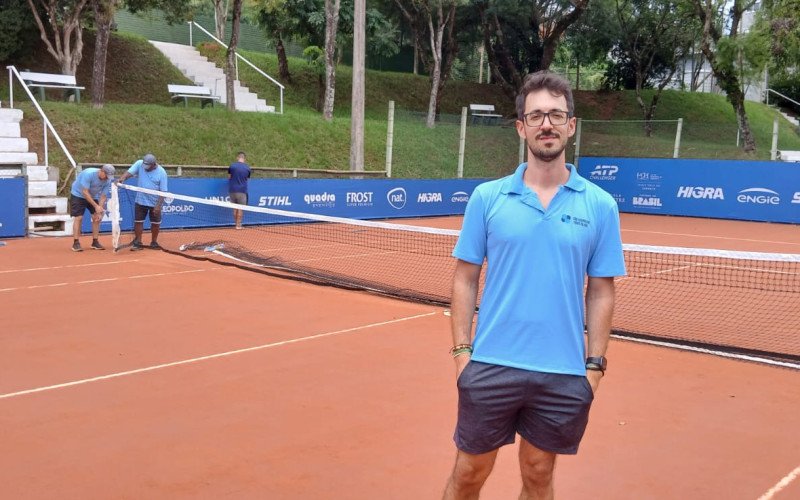 Eduardo Nozari mostra quadra de tênis em preparação no clube