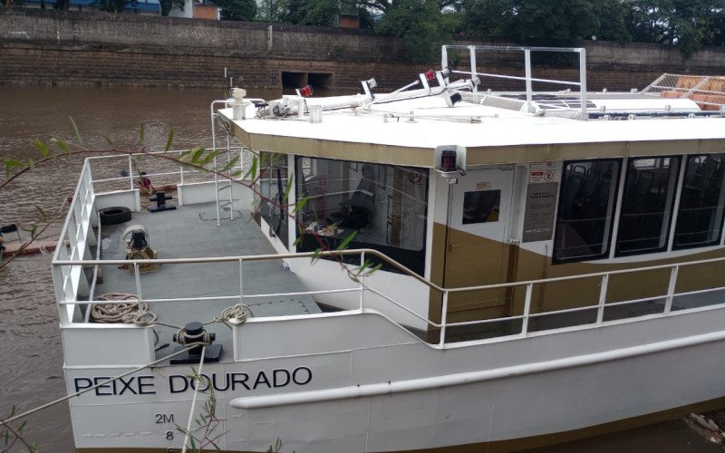 Prefeitura segue estudando um destino para o Barco-Escola Peixe Dourado
