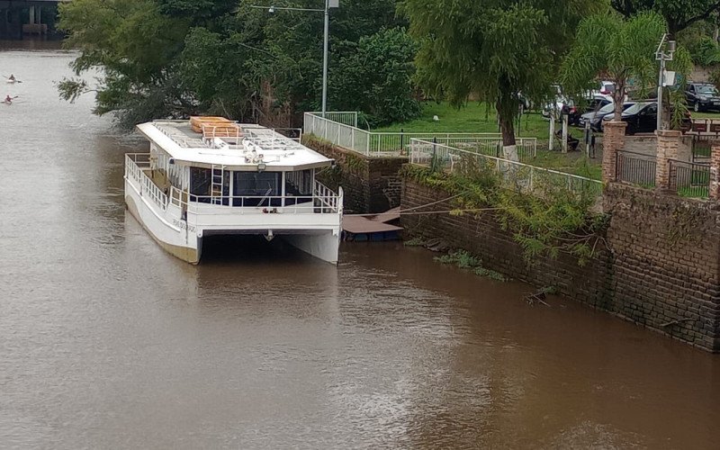 Prefeitura segue estudando um destino para o Barco-Escola Peixe Dourado
