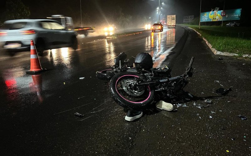 Tentativa de retorno termina em acidente com carro e moto na RS-239