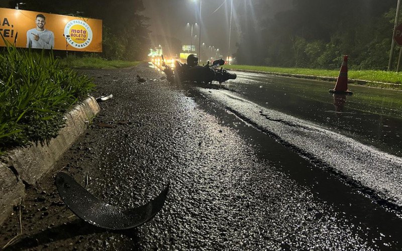 Tentativa de retorno termina em acidente com carro e moto na RS-239