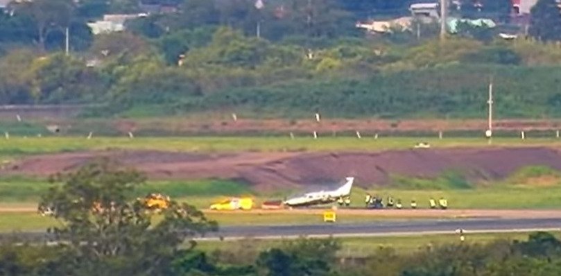 Avião sai da pista após pouso no Aeroporto Salgado Filho, em Porto Alegre
