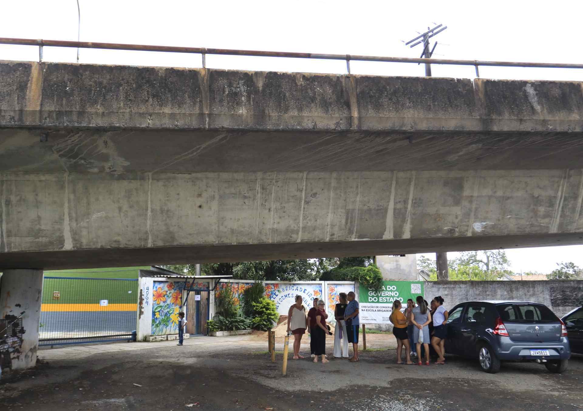 &ldquo;&Eacute; uma situa&ccedil;&atilde;o degradante&rdquo;: M&atilde;es de alunos s&atilde;o impedidas de ficar dentro de escola estadual; entenda