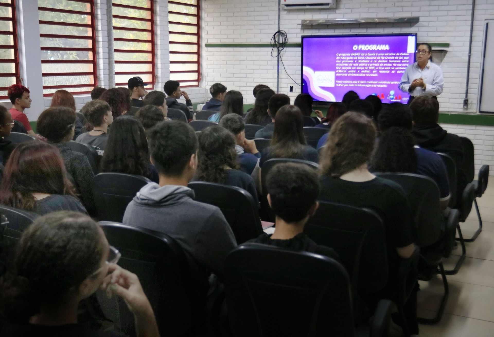 &ldquo;Tem que saber dizer n&atilde;o&rdquo;: projeto OAB Vai &agrave; Escola &eacute; apresentado para estudantes de Canoas