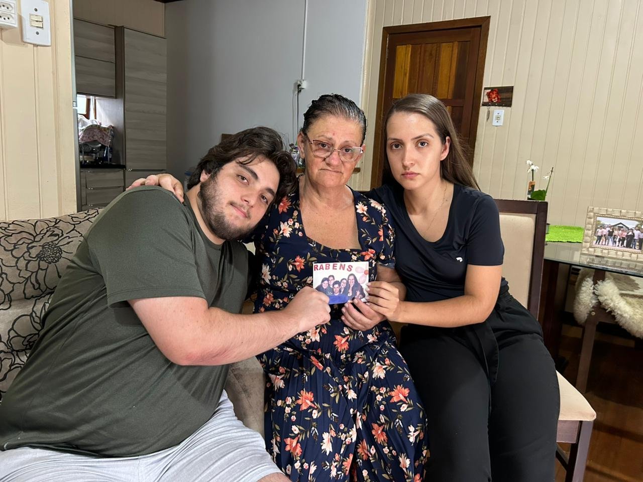 “Morreu defendendo o pai dela”: Filho que presenciou assassinato da mãe conta crime cometido por idosa; veja vídeo