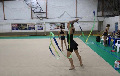 VÍDEO: Treinadora búlgara comanda preparação intensiva de ginastas em Canoas