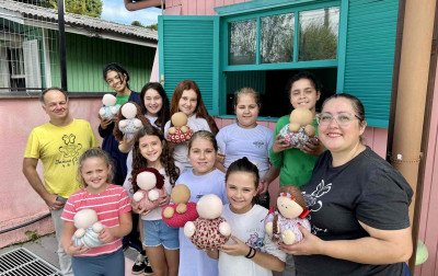 Linhas e agulhas que ensinam sobre empoderamento: Meninas participam de oficina de costura em Canela