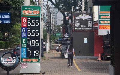 Gasolina recua até R$ 0,30 na região em meio a crise e pressão por redução de impostos