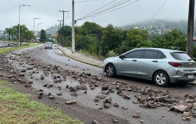 Derramamento de carga de pedras provoca transtornos no acesso a Estância Velha pela BR-116