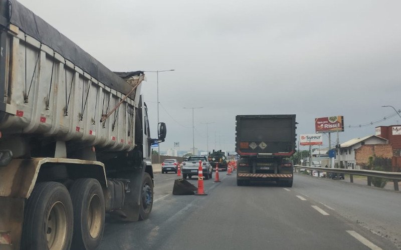Trabalho na pavimentação da BR-116 ocorre do trecho de São Leopoldo, próximo às pontes do Sinos, sentido interior--capital, com restrição de faixa na pista central
