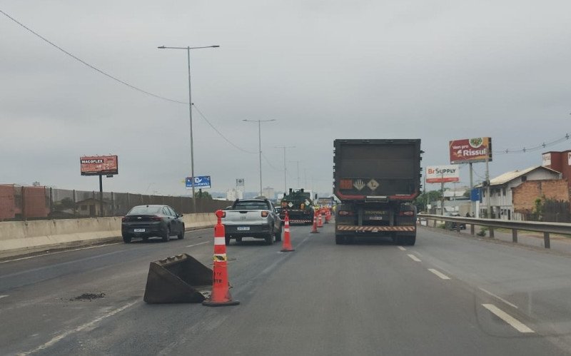 Trabalho na pavimentação da BR-116 ocorre do trecho de São Leopoldo, próximo às pontes do Sinos, sentido interior--capital, com restrição de faixa na pista central