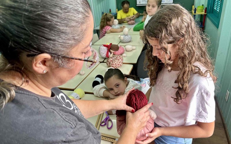 Projeto ensina costura para crianças e jovens de instituição social de Canela