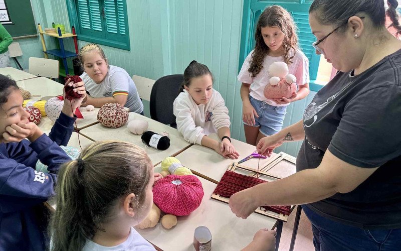 Projeto ensina costura para crianças e jovens de instituição social de Canela