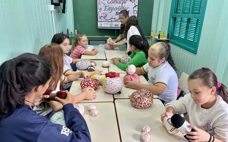 Projeto ensina costura para crianças e jovens de Canela