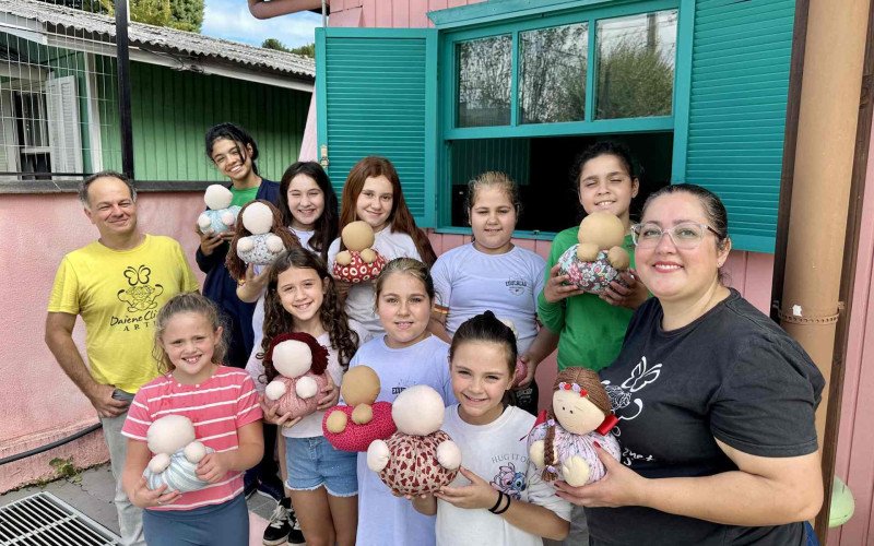 Projeto ensina costura para crianças e jovens de Canela