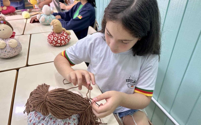 Projeto ensina costura para crianças e jovens de Canela