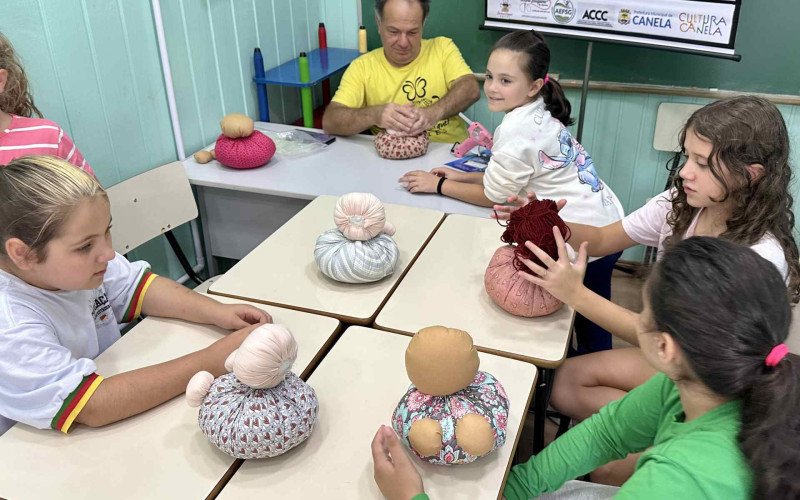 Projeto ensina costura para crianças e jovens de Canela