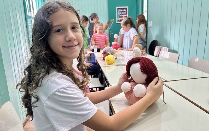 Giovanna vai presentear a irmã com a boneca