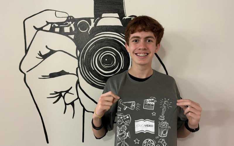 Henrique, de 14 anos, está na turma avançada do Educavídeo