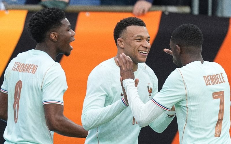 Jogadores franceses comemoram o gol sobre o Brasil | abc+