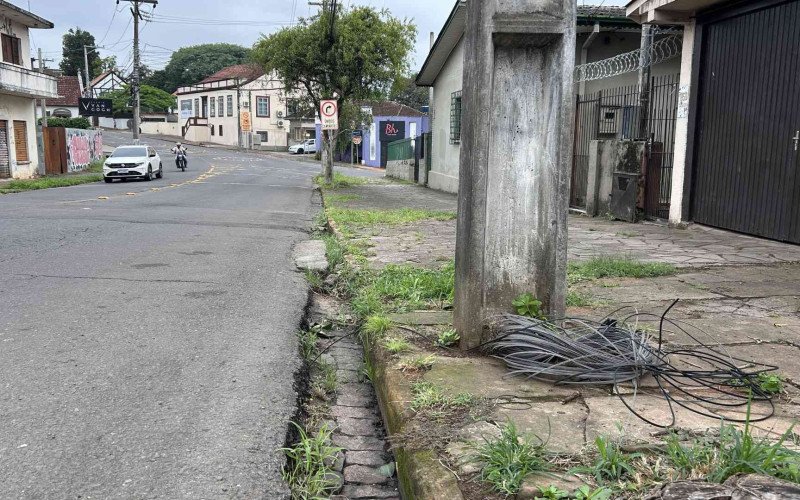 Empresas de internet fizeram a organização dos fios ainda na quarta-feira (25), mas deixaram os cabos excedentes jogados pelas calçadas