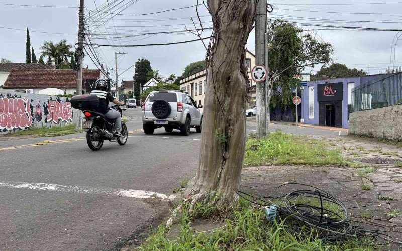Empresas de internet fizeram a organização dos fios ainda na quarta-feira (25), mas deixaram os cabos excedentes jogados pelas calçadas