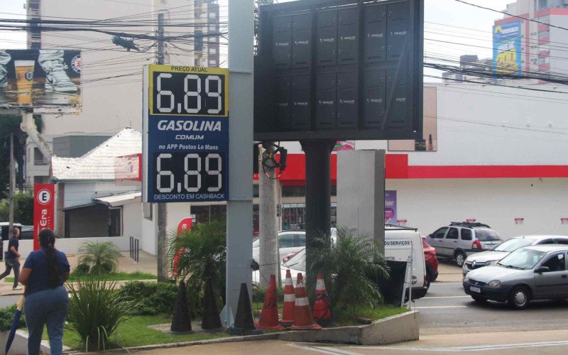 Em alguns postos, o litro da gasolina comum segue em R$ 6,89
