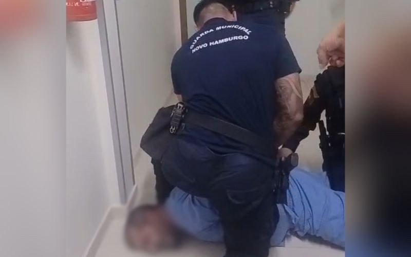 Médico é dominado por agentes na frente de pacientes  | abc+