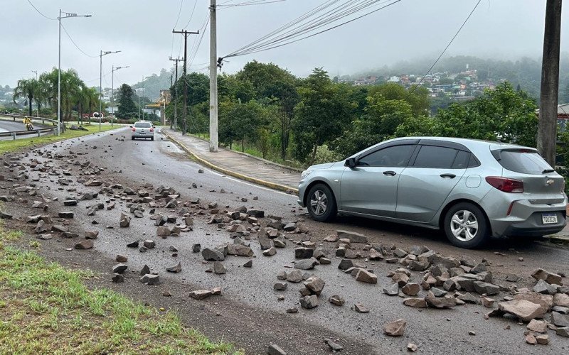Pedras caíram sobre a pista, no acesso ao município | abc+