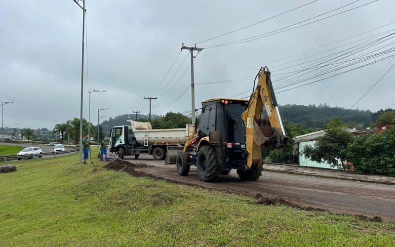 Pedras caíram sobre a pista, no acesso ao município e equipes da Prefeitura realizam a limpeza | abc+