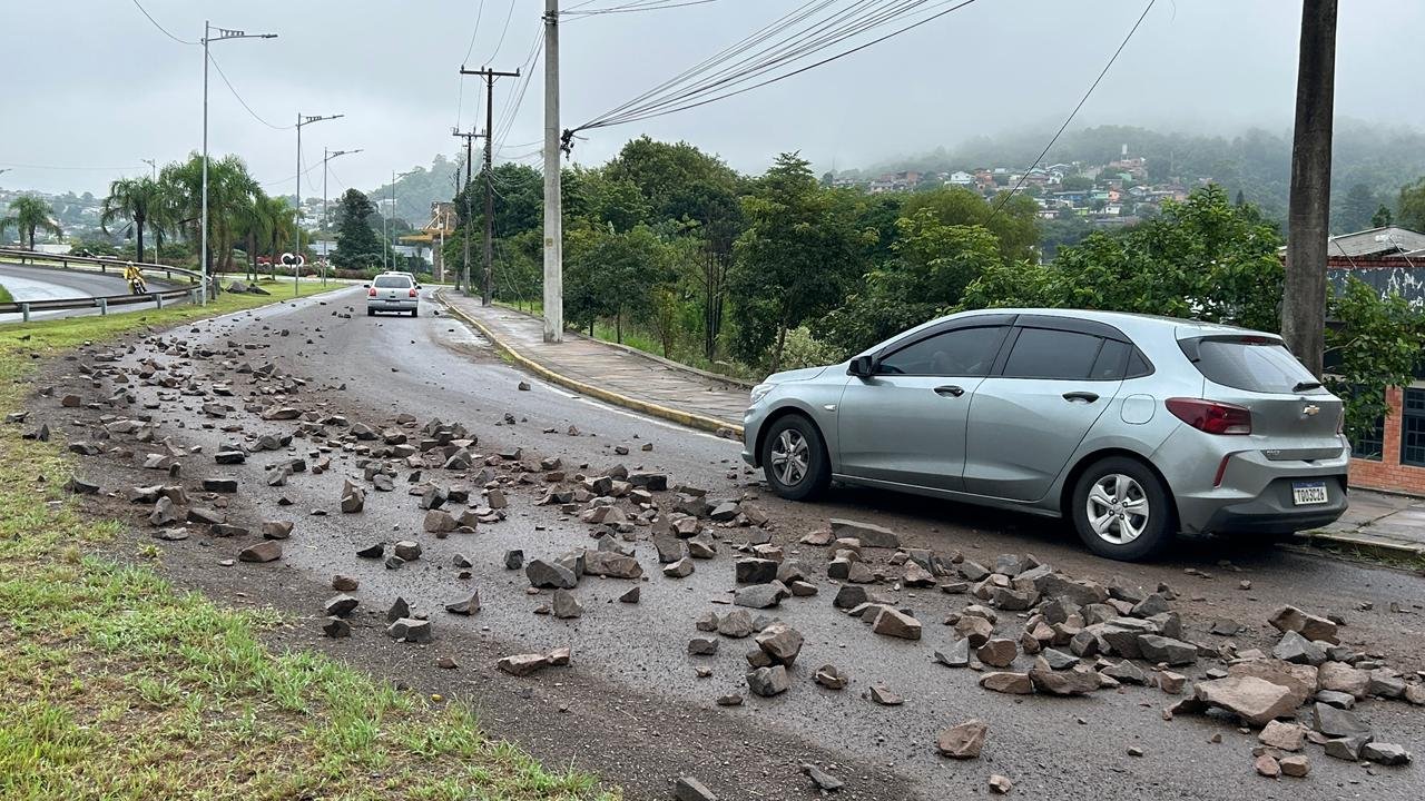 Derramamento de carga de pedras provoca transtornos no acesso a Estância Velha pela BR-116