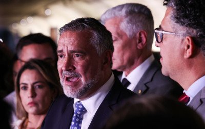 Base do governo pede indiciamento de Bolsonaro na CPMI do INSS