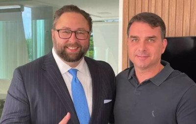 Conselheiro de Trump publica foto com Flávio Bolsonaro: "Próximo presidente"
