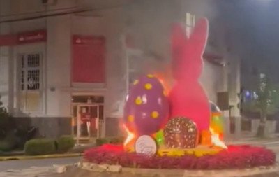 Decoração de Páscoa de Canela pega fogo durante a madrugada; prefeitura solicita apuração das causas do incêndio