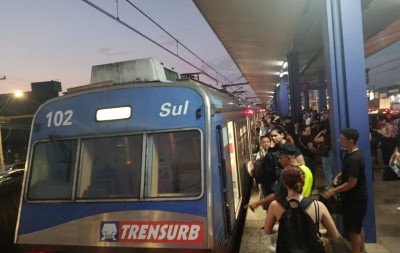 Usuários enfrentam problemas em trem durante horário de pico