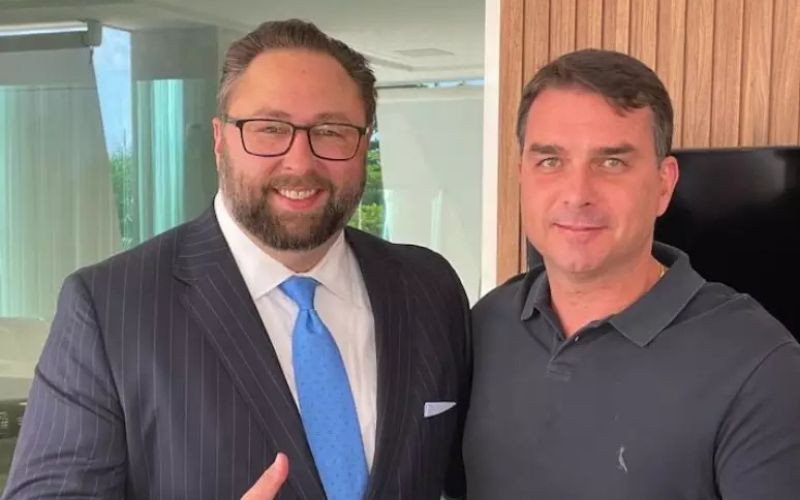 Conselheiro de Trump, Jason Miller posa com Flávio Bolsonaro | abc+