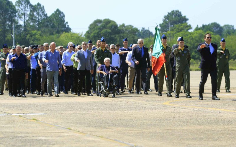 Veteranos ganharam homenagem e marcharam na pista de voo durante a solenidade na Base Aérea de Canoas | abc+