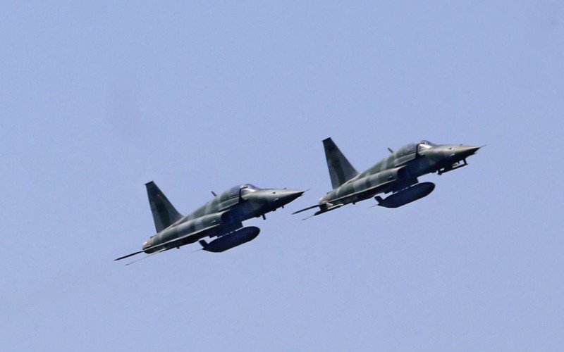 Voos rasantes de caças F5-M marcaram o aniversário a lembrar a força motriz da Força Aérea Brasileira | abc+