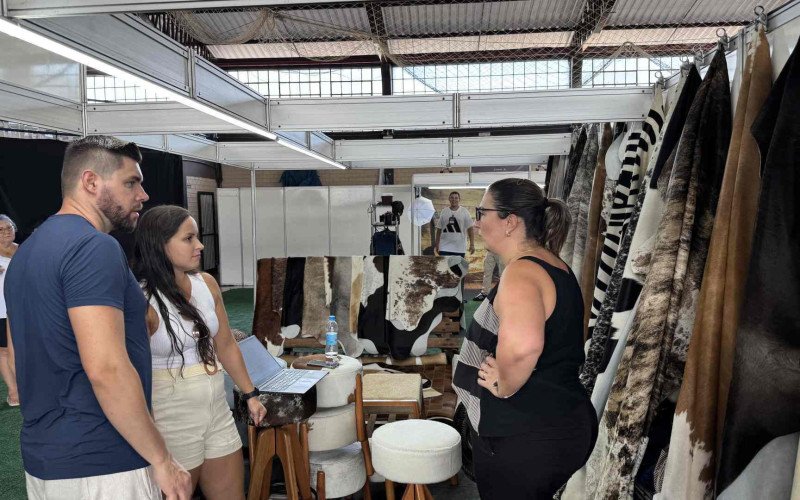 Feira representa a importância do setor coureiro para a cidade | abc+