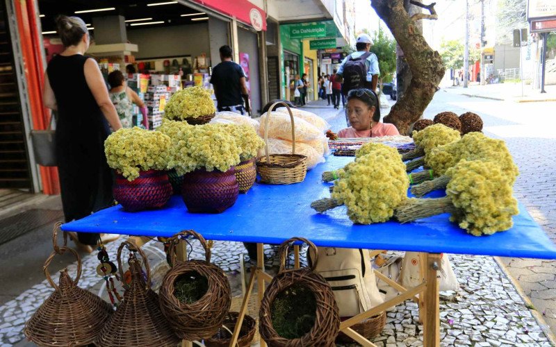 Ângela Nunka Ferreira comercializa produtos na Rua Quinze de Janeiro | abc+