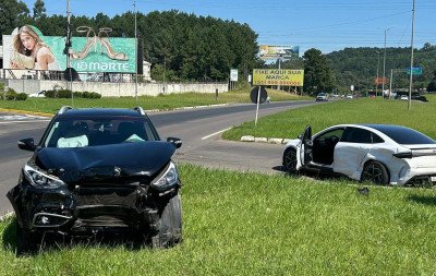 RS-239: Colisão entre veículos em cruzamento com retorno deixa um carro atravessado na pista e outro sobre canteiro central
