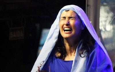 Maria chora sobre o corpo de Cristo