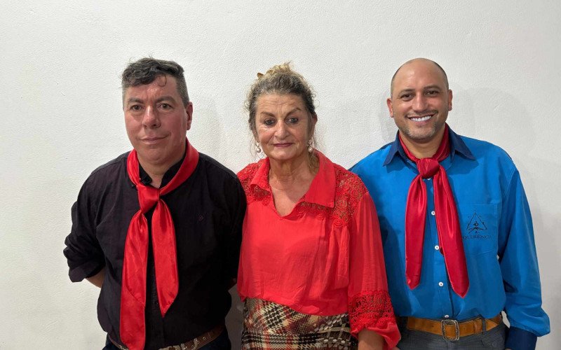 Gilnei do Nascimento, Maristela Secco e Marcelo Rodrigues compõem a nova patronagem do CTG Querência, em Canela