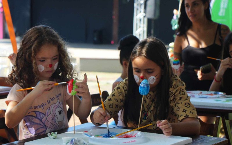Pintura de ovos é uma das principais atrações para os pequenos na Páscoa de Estância Velha