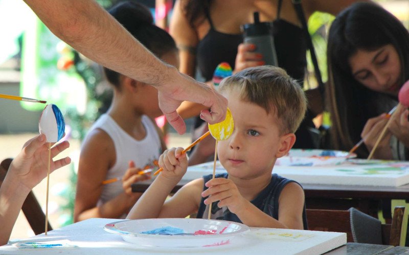 Pintura de ovos é uma das principais atrações para os pequenos na Páscoa de Estância Velha