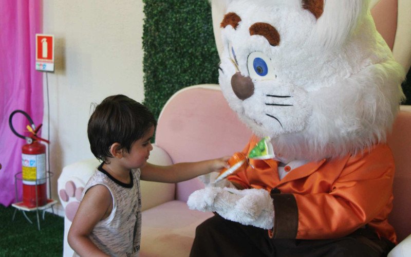 Crianças receberam chocolates na Toca do Coelho