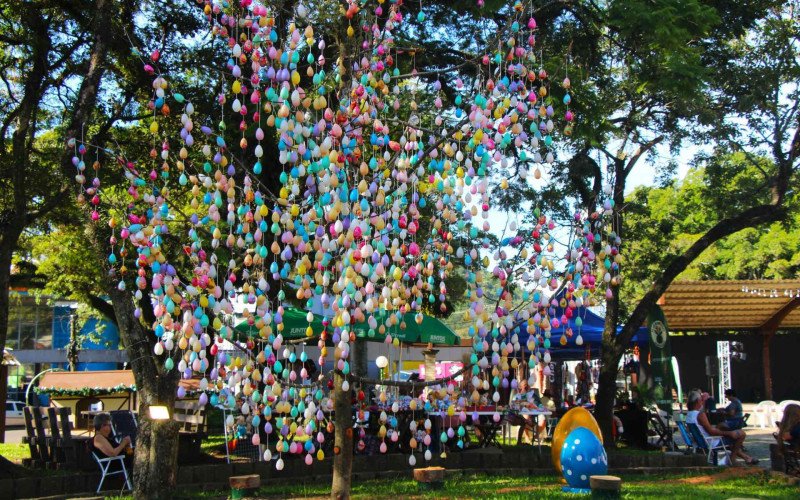 Decoração com milhares de ovos colore o centro de Estância Velha | abc+