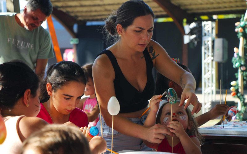 Criançada aproveitou a tarde para colorir centenas de ovinhos na Páscoa de Estância Velha