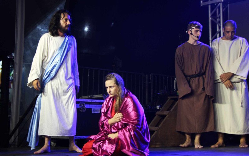 Paixão de Cristo reúne público na Páscoa das Rosas em Sapiranga
